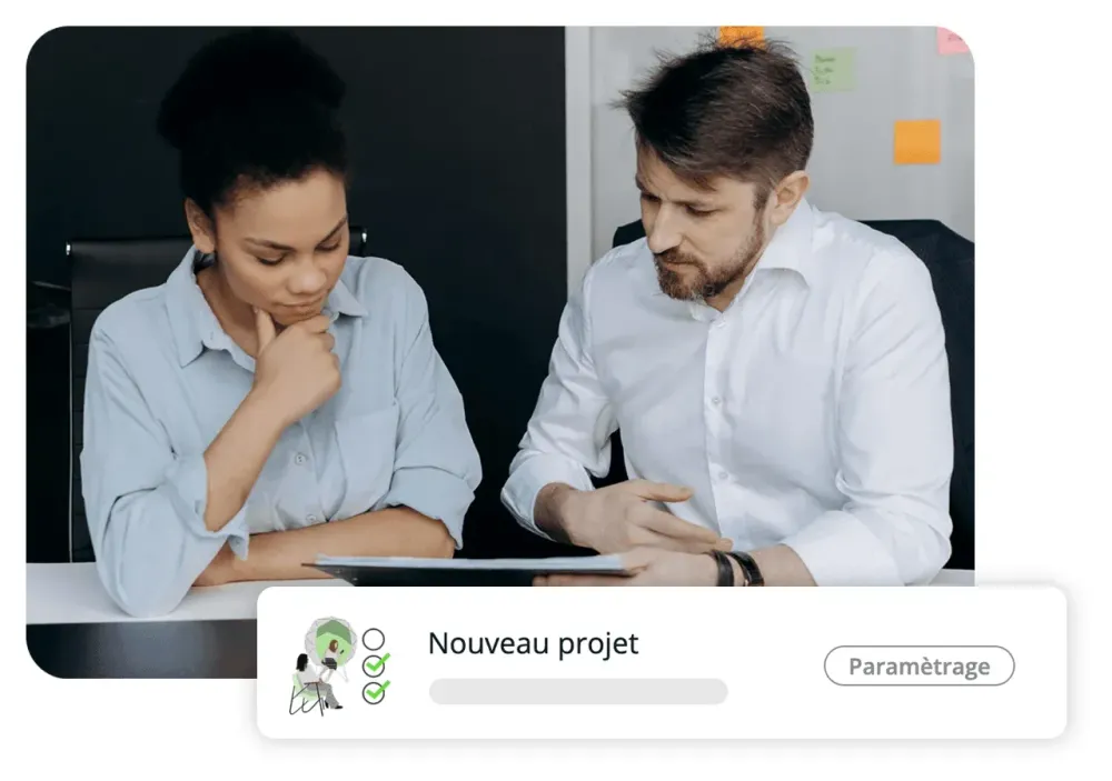 Deux collègues devant un ordinateur, avec l'écran de création d'un nouveau projet d'enquête IDTree