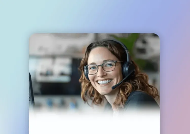 Conseillère souriante portant un casque audio